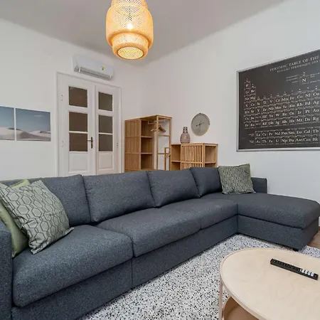 Gozsdu Court Three Roses Apartment Budapest