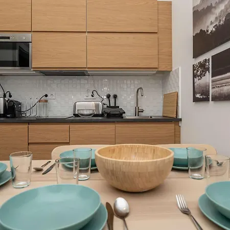 Gozsdu Court Three Roses Apartment