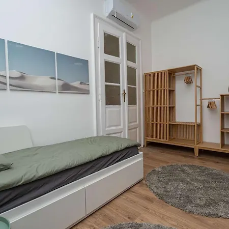 Apartment Gozsdu Court Three Roses *