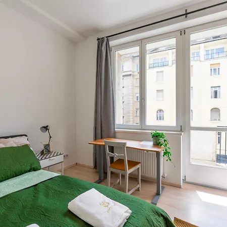Designer Vintage Near Castle District Apartment