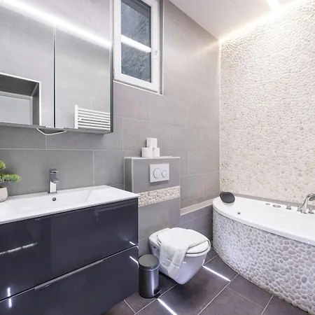 Exclusive Center Elizabeth Grand W' 3bedrm Apartment *