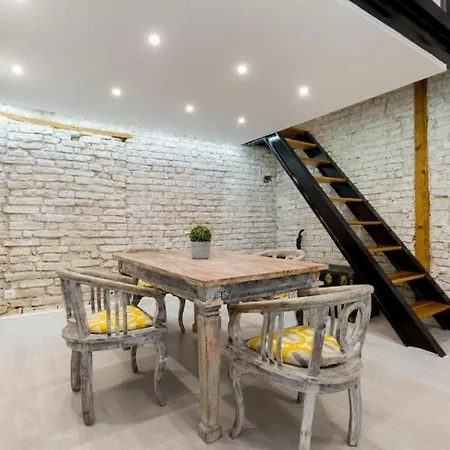 Vintage Vibe: Your Escape Apartment *