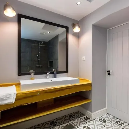Vintage Vibe: Your Escape Apartamento