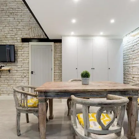 Vintage Vibe: Your Escape Apartment *