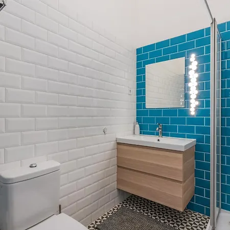 Faces - Funky Design In Vibrant Centre Apartment *