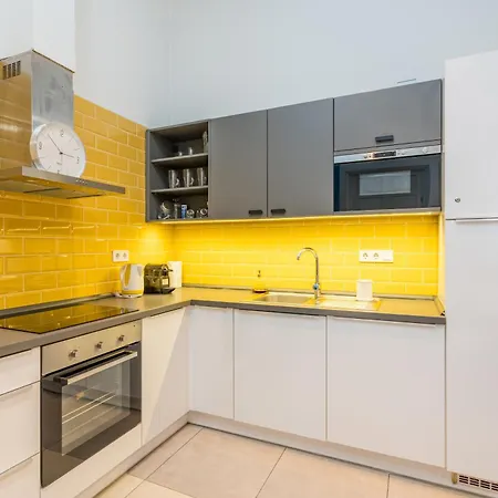 Apartment Faces - Funky Design In Vibrant Centre *
