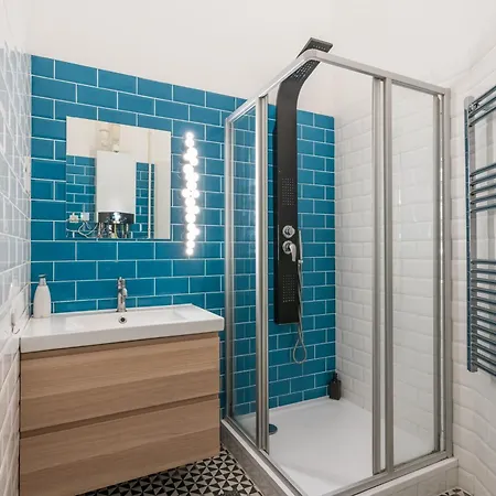 Faces - Funky Design In Vibrant Centre Apartment Budapest