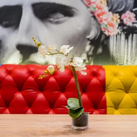 Faces - Funky Design In Vibrant Centre *