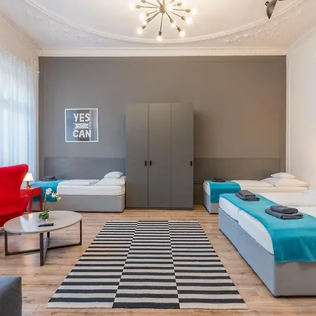 Faces - Funky Design In Vibrant Centre Apartment Budapest