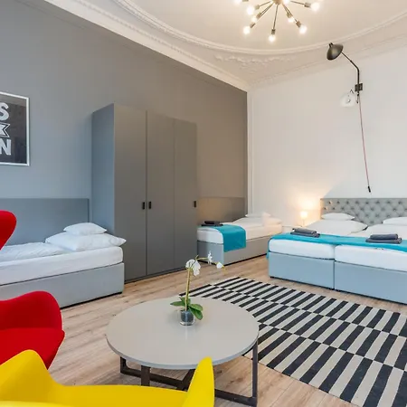 Faces - Funky Design In Vibrant Centre Apartment Budapest