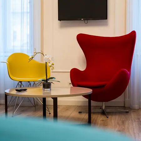 Faces - Funky Design In Vibrant Centre Apartment