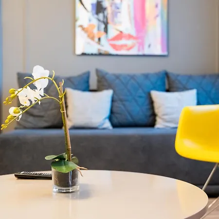 Faces - Funky Design In Vibrant Centre Apartment *