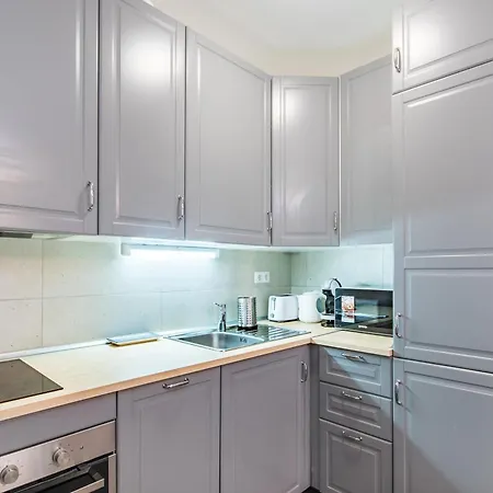 Very - Free Parking - Sunny Balcony Apartment *