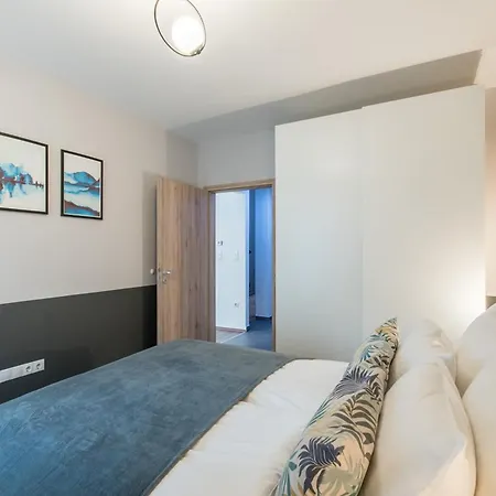 Very - Free Parking - Sunny Balcony Apartment