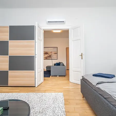 Gozsdu Court Le Noir * Budapest