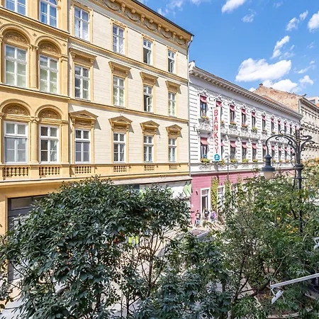 Gozsdu Court Le Noir Apartment