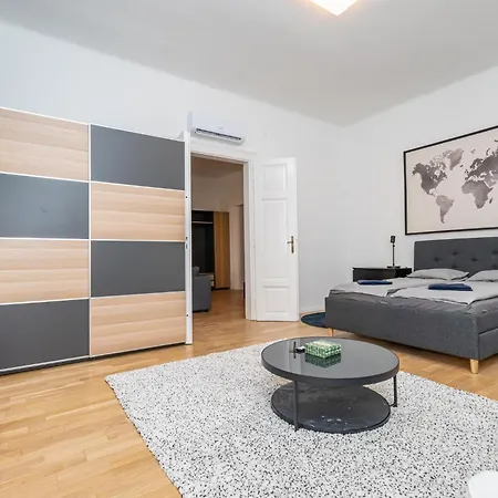 Gozsdu Court Le Noir * Budapest