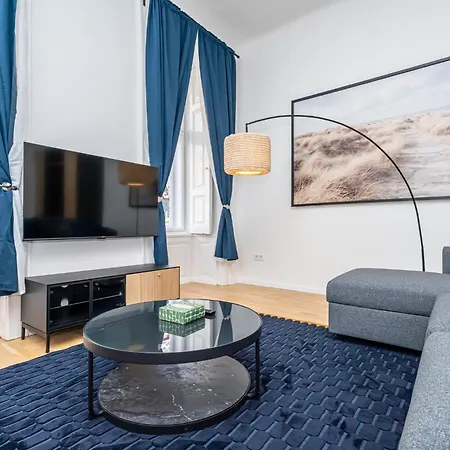 Gozsdu Court Le Noir Apartment