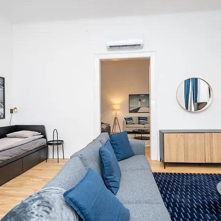 Apartment Gozsdu Court Le Noir