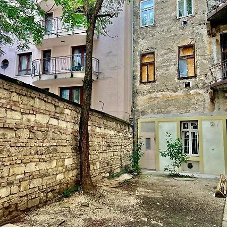 Gozsdu Court Three Roses Apartment