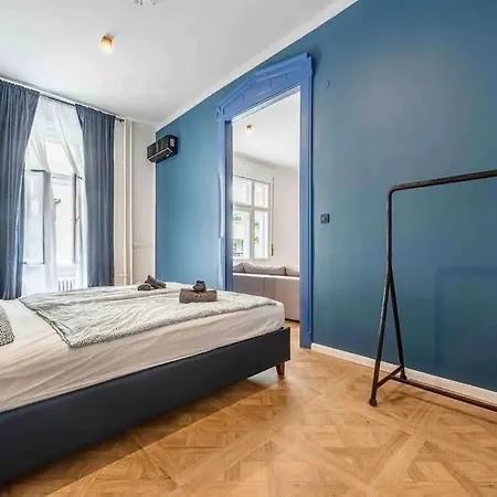 Gem Lively 7th District Near New York Cafe Apartment *