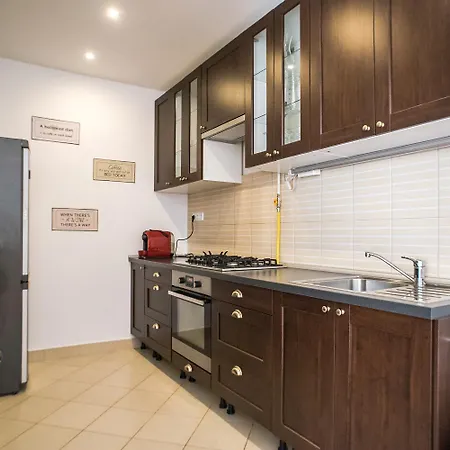 N16-spacey, Modern Family Flat For 5