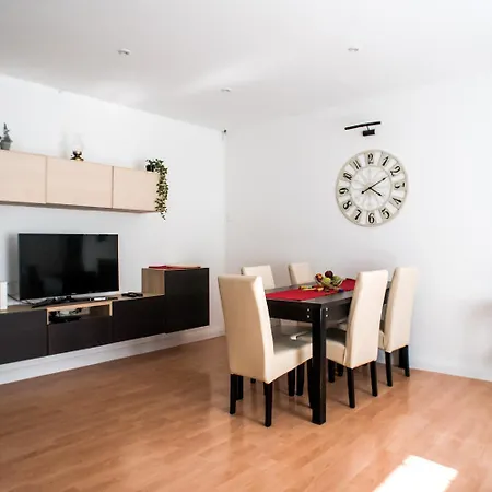 N16-spacey, Modern Family Flat For 5