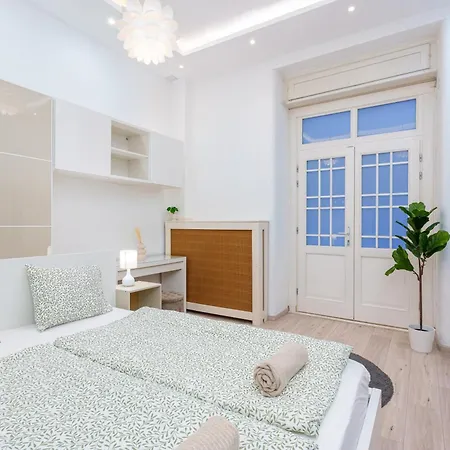 Parliament Danube Apartment *