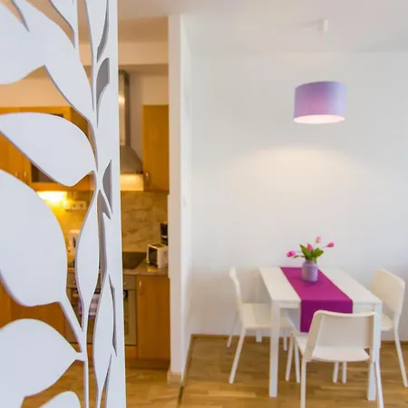 Colours Superior With Free Parking Apartment