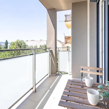 - Balcony - Cozy - Ac Apartment