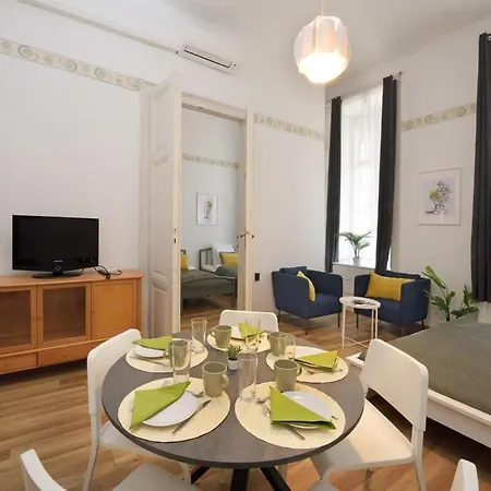 Spacious Basic In The Center Apartment *
