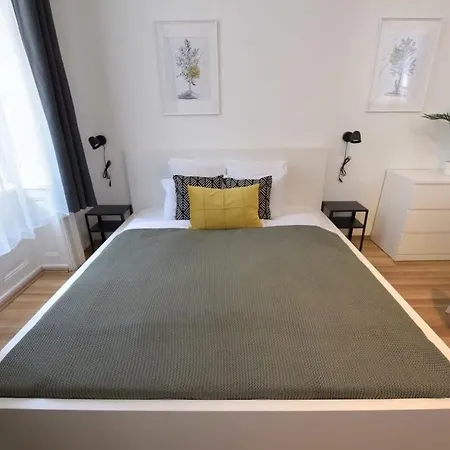 Apartment Spacious Basic In The Center Budapest