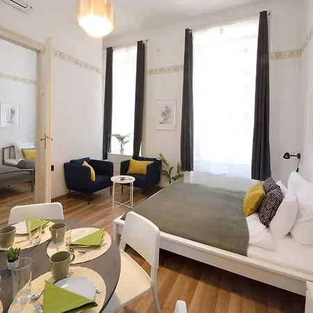 Spacious Basic In The Center Apartment Budapest