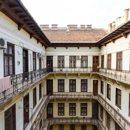 Apartment Galerie Grandeur With 2br By Newave Budapest