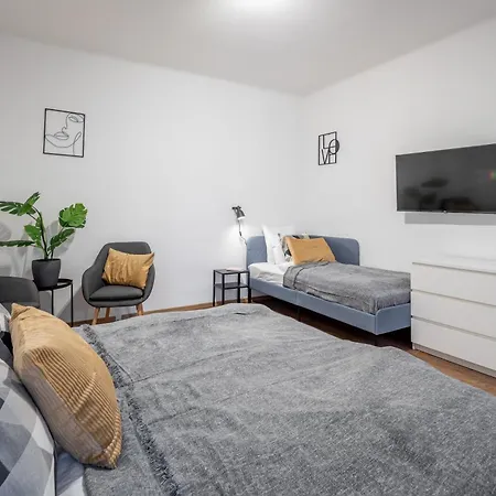 Chic Urban Retreat Bacso Apartment