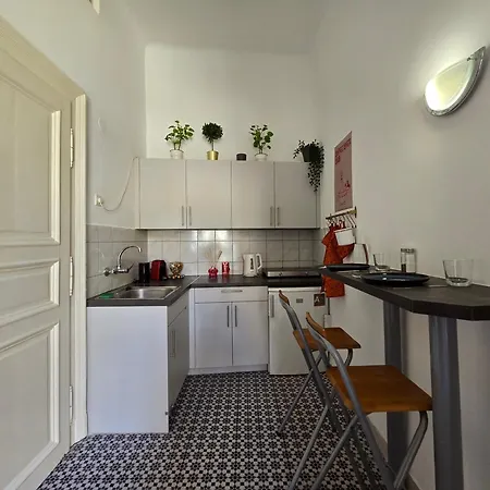 Grand Boulevard Ap Downtown Near 4-6 Tram Apartment *