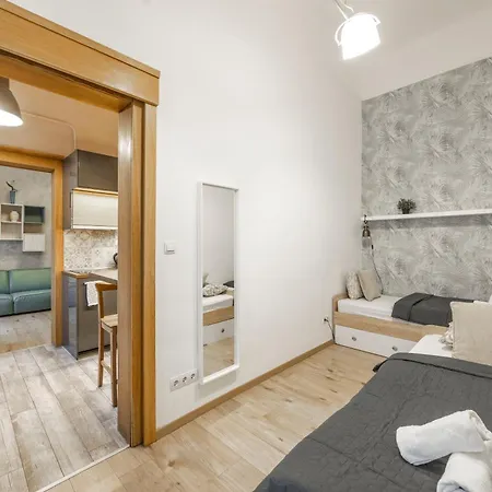 Deluxe N' Cozy Center 2bedrm Apartment