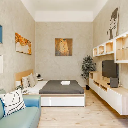 Deluxe N' Cozy Center 2bedrm Apartment *