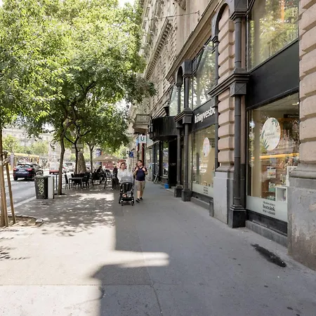 Vintagebuild2bdr2bthr * Budapest