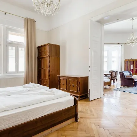 Vintagebuild2bdr2bthr * Budapest