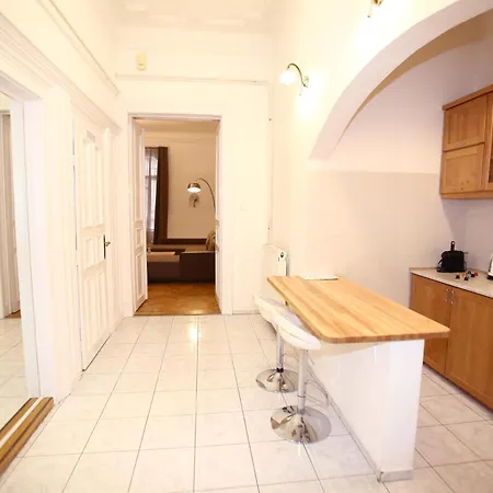 Apartment Venus - Opera Iv *