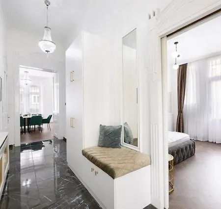 Opera Apartment *