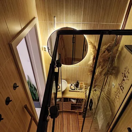 Symphony Apartment - Free Parking & Airport Taxi Apartment *