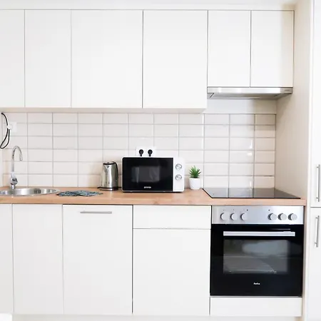 Apartment Center, Nicely Renovated With 3 Bedrooms *