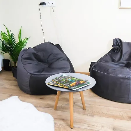 Center, Nicely Renovated With 3 Bedrooms Apartment *