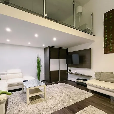 Central Deluxe Apartment *