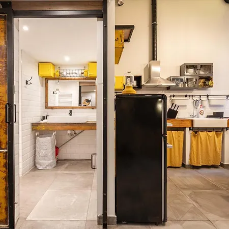 Yellow Compass W40 Apartment