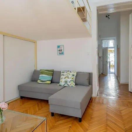 Apartment Weiner Leo Sunny Mezzanine Hideaway *
