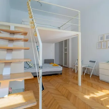 Apartment Weiner Leo Sunny Mezzanine Hideaway