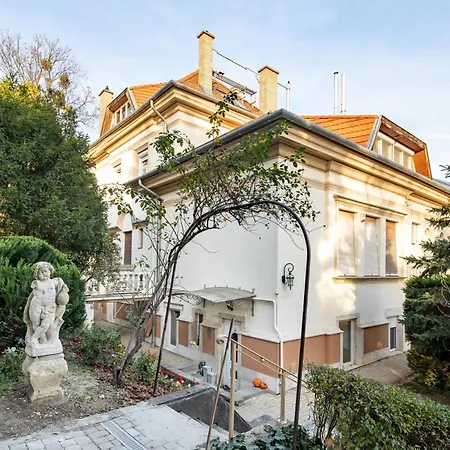 Nestled Romance, Buda's Hilltop Heaven Apartamento